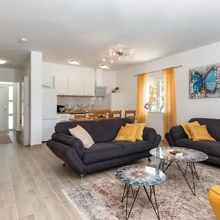 4 Bedroom Stunning In Πούλα