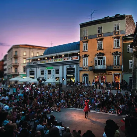 4 Bedroom Stunning In *