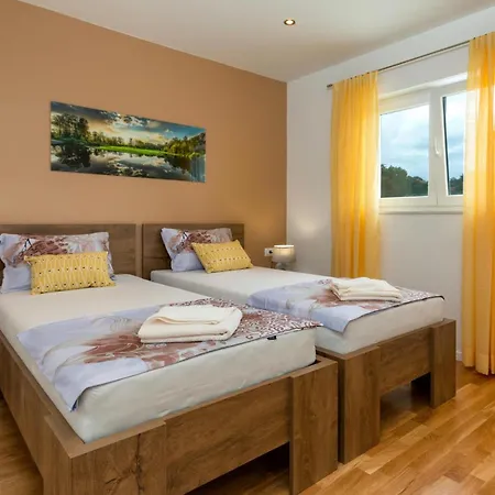 4 Bedroom Stunning In * Πούλα