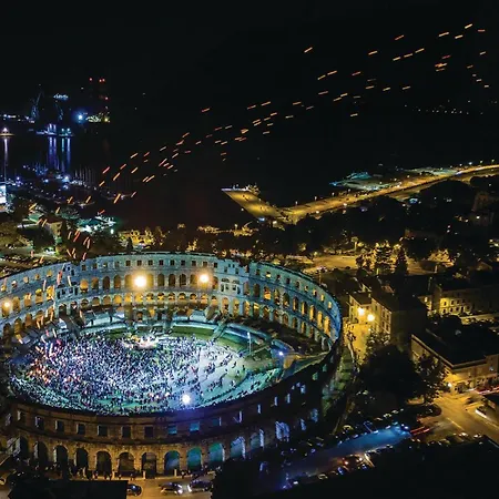 4 Bedroom Stunning In Casa de Férias Pula