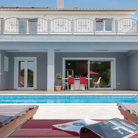 Luxurious In * Pula