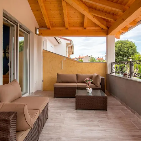 4 Bedroom Stunning In Πούλα