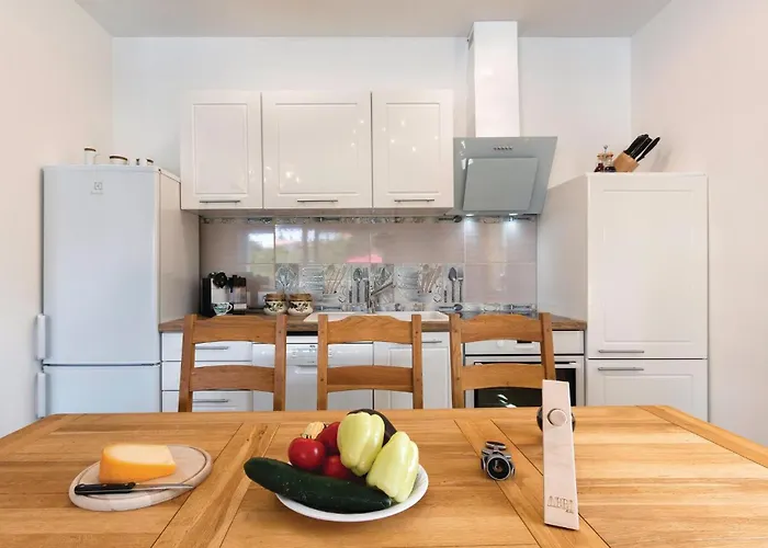 4 Bedroom Stunning In Holiday home Pula