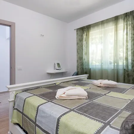 Luxurious In * Pula